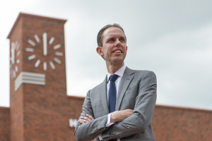 Casper Grondel van Synchroon met op de achtergrond de kenmerkende toren van Cadenza