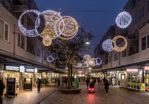 Straatoverspannende illuminatie op de Amsterdamse Poort
