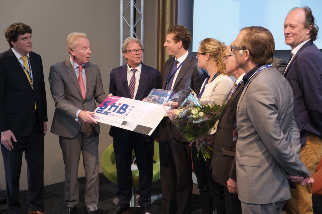 De vertegenwoordiger van de gemeente Rotterdam ontvangt uit handen van Pieter Affourtit (WPM) de StiB Award 2014