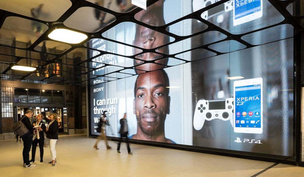 Enorme videoschermen sieren Amsterdam Centraal