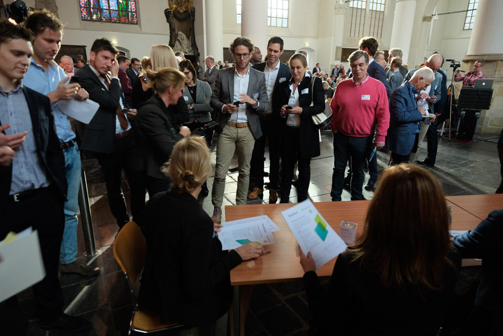 Economie071 tekent Retaildeal met minister Kamp