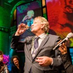 Burgemeester Van der Laan drinkt het eerst getapte flesje Oersoep uit de bron van de Beurspassage