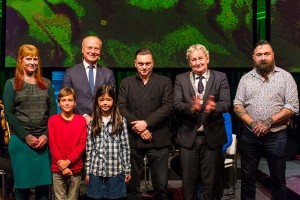 Burgemeester Van de Laan met kunstenaars Arno&Iris en Hans van Benthem. Tweede van linksboven is Dick van Hal, directievoorzitter Bouwinvest