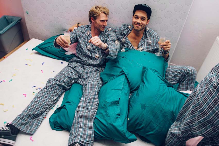 HEMA verrast bezoekers met pyjamafeest in pop-up nachtwinkel