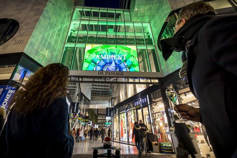 (VIDEO) Spectaculaire onthulling LED-scherm De Passage in Den Haag