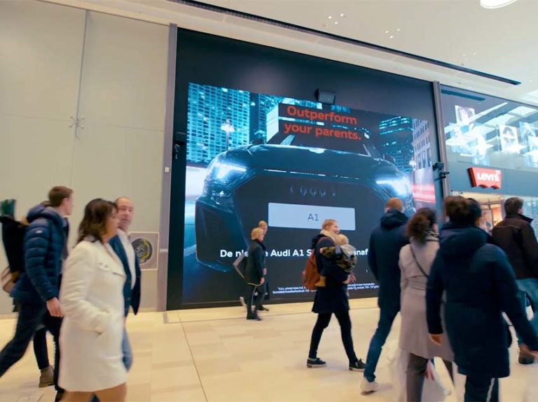 De eerste live automotiveconfigurator op groot formaat Digitaal-Out-of-Home