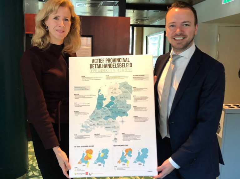 Mona Keijzer ontvangt landkaart met detailhandelsbeleid provincies