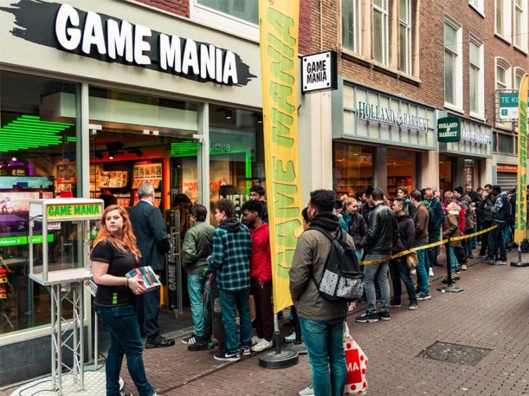 Spuistraat Den Haag kleurt groen en geel voor opening Game Mania Concept Store