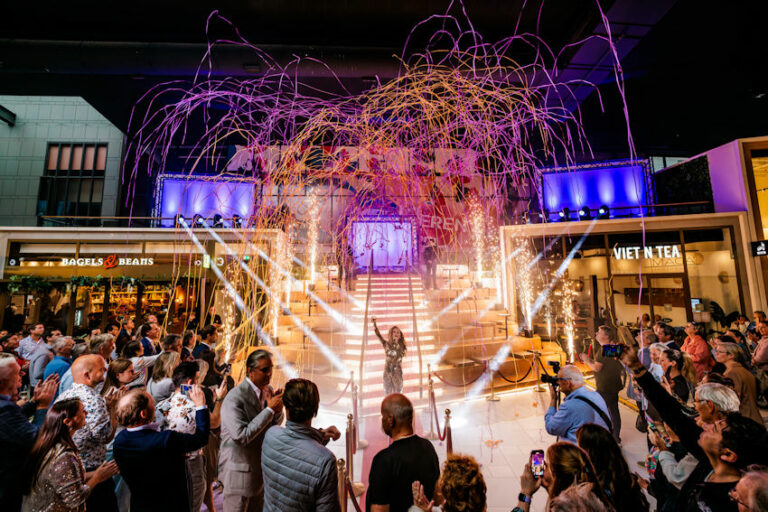 Feestelijke opening van vernieuwd winkelcentrum Vier Meren in Hoofddorp