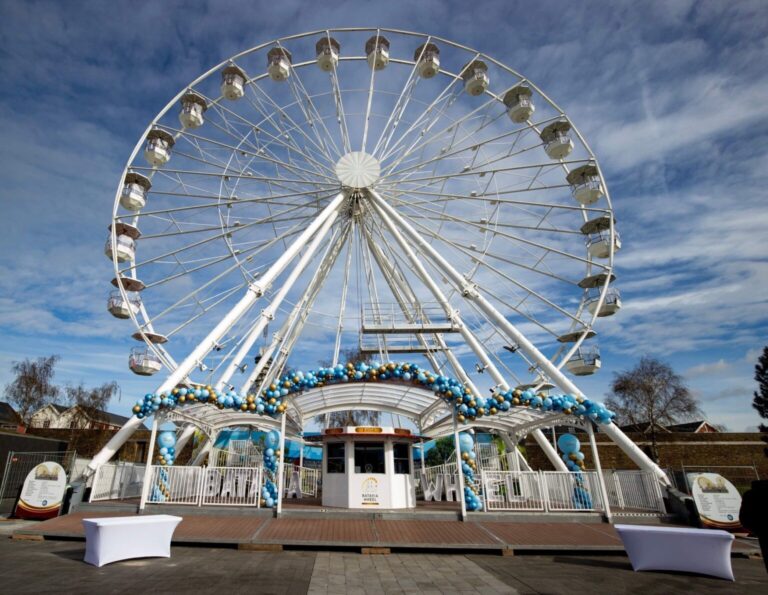 Reuzenrad attractie naast Batavia Stad Fashion Outlet