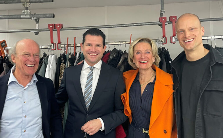 Minister Beljaars (EZ) op werkbezoek bij retailer Van Tilburg Mode & Sport